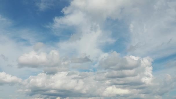 Hızlı Hareket Eden Kümülüs Cirrostratus Stratocumulus Bulutları Mavi Gökyüzüne Karşı — Stok video