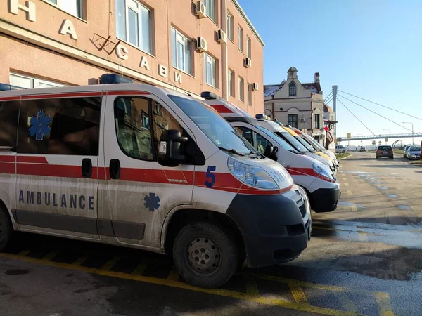 Sremska Mitrovica 29 Haziran 2022 Sırbistan Bir covid hastanesinin binasında bir ambulans duruyor. Birkaç ambulans çağrıya gitmek için hazır. Dispanser binası, sokak. Salgın virüsle savaşıyorum.