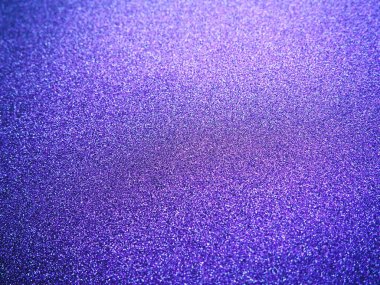 Koyu mavi. Kaba kağıt ya da mukavva dokusu. Odaklanmamış bokeh ışıltıları ve parlaklığı. Aydınlatılmış safir eğimli şenlikli mavi arkaplan.