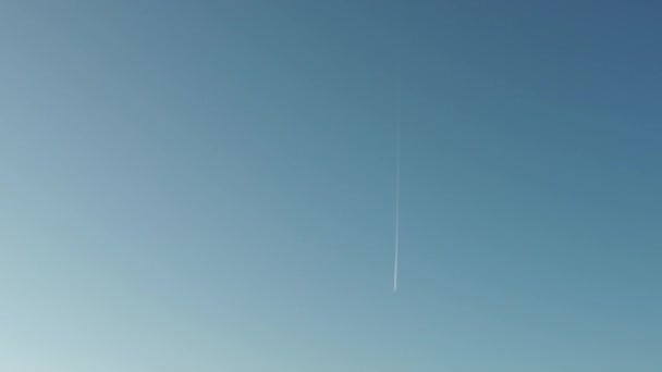 Avião Jato Com Contrail Branco Brilhante Enquanto Voa Através Céu — Vídeo de Stock