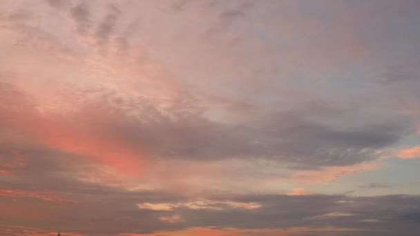 Las Nubes Cirros Cúmulos Iluminan Desde Lado Del Sol Poniente — Vídeo de stock