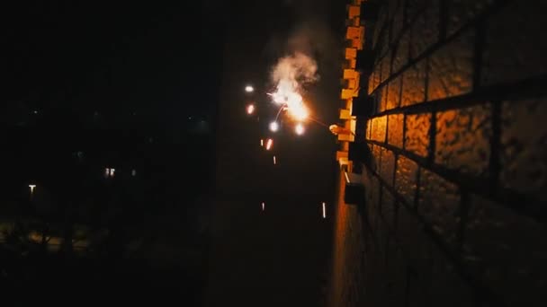 Πυροτεχνήματα Και Sparklers Κάψει Ψεκάζει Σπινθήρες Στο Δρόμο Από Παράθυρο — Αρχείο Βίντεο