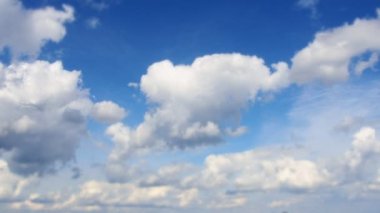 Hızlı hareket eden kümülüs, Cirrostratus ve stratocumulus Sc bulutları mavi gökyüzüne karşı. Uçan kırlangıçlar ve martılar. Bulutların kenarlarına odaklan. İklim değişikliği. Meleksi pamuk bulutları