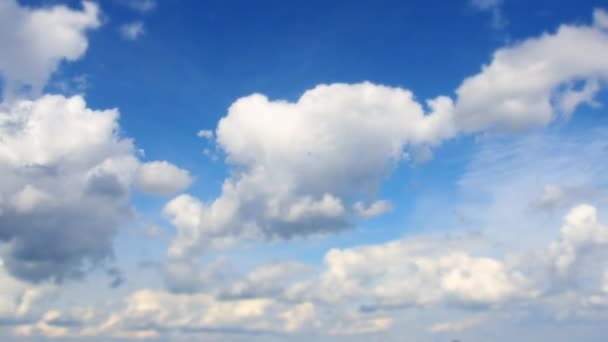 Σύννεφα Ταχείας Κίνησης Cirrostratus Και Stratocumulus Κατά Του Γαλάζιου Ουρανού — Αρχείο Βίντεο