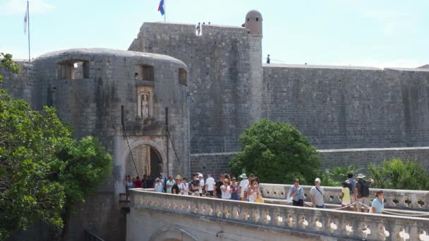 Pile Gate Dubrovnik Croația August 2022 Oameni Bărbați Femei Merg — Videoclip de stoc