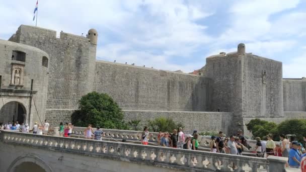 Pile Gate Dubrovnik Croatia 2022 다리를 구시가지의 입구를 걷는다 관광객들이 — 비디오