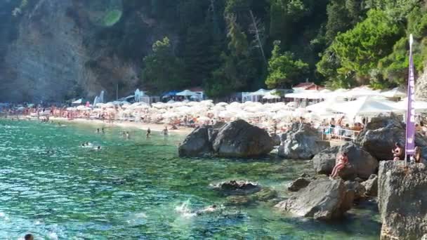 Budva Czarnogóra Plaża Mogren Sierpnia 2022 Piaszczysto Żwirowa Plaża Pobliżu — Wideo stockowe