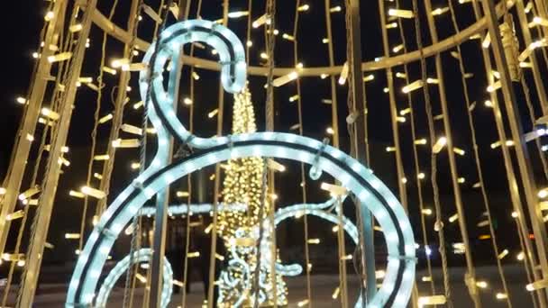 Красивые Уличные Гирлянды Электрические Светильники Новогоднее Рождественское Оформление Улиц Города — стоковое видео