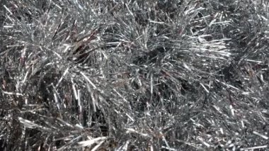 Gümüş rengi parlak süsler rüzgarda ya da cereyanda çırpınır. Noel ağacı, iç veya kış sokakları için Noel ve yeni yıl süslemesi. Noel ağacının hareketi havanın altında iğne yapıyor.
