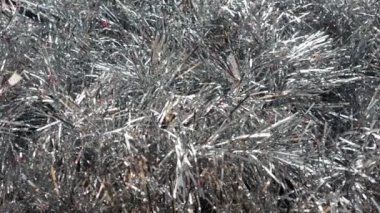 Gümüş rengi parlak süsler rüzgarda ya da cereyanda çırpınır. Noel ağacı, iç veya kış sokakları için Noel ve yeni yıl süslemesi. Noel ağacının hareketi havanın altında iğne yapıyor.