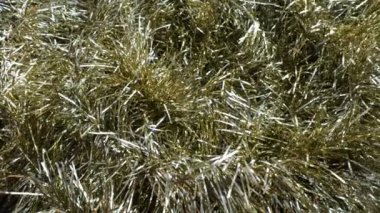 Altın gibi parlak süsler rüzgarda ya da rüzgarda uçuşuyor. Noel ağacı, iç veya kış sokakları için Noel ve yeni yıl süslemesi. Noel ağacının hareketi havanın altında iğne yapıyor.