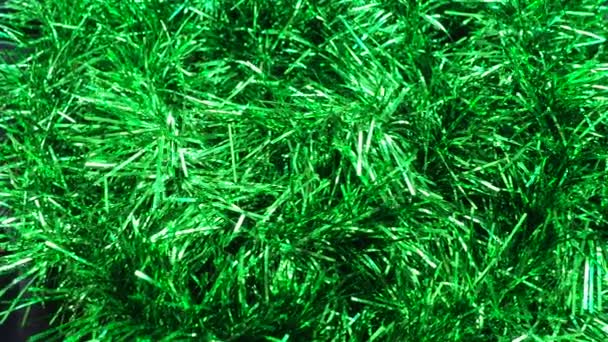 Зеленая Блестящая Мишура Развевается Ветру Сквозняке Рождественские Новогодние Украшения Елок — стоковое видео