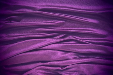 Kadife kumaş, ipeğe benzer. Katlanmış tekstil ve güzel dalgalar. Örtüde mor, pembe, morumsu tonlar var. Gece elbiseleri, mobilya döşemeleri, perdeler ve iç döşemeler için dikiş malzemeleri.