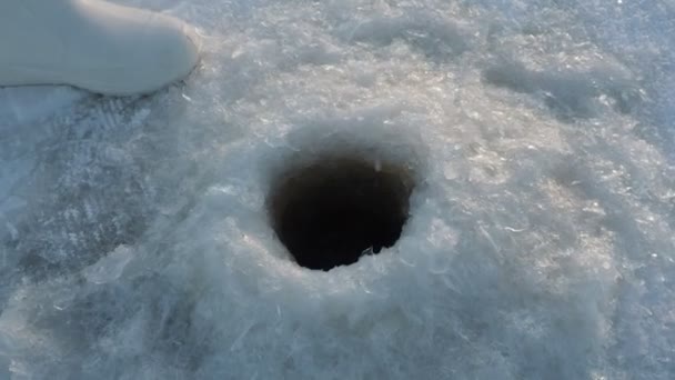 Jeget Kaparok Lyukból Télen Horgászás Közben Lyuk Megfagy Hidegben Egy — Stock videók