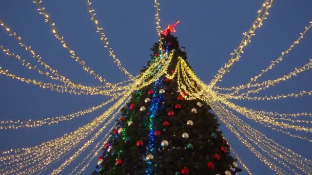 Shiny Balls New Years City Tree Glowing Garlands Hang Christmas — Vídeo de stock