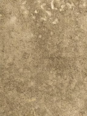 Beton bir duvarın desenli yüzeyi, mermer ya da açık renkli koyu lekeli taş. Soyut arkaplan. Kırmızı ve kahverengi yosun, kir ve toz parçalarıyla yaratıcı arka plan grisi.