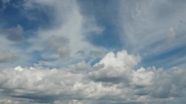 Hızlı hareket eden kümülüs, Cirrostratus ve stratocumulus Sc bulutları mavi gökyüzüne karşı. Bulutluluk gittikçe azalıyor ve hızlanıyor. Meteoroloji ve hava tahmini. İklim değişikliği. Fırtına rüzgarı zaman ayarlı