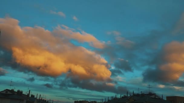 Nubes Cúmulos Amarillo Anaranjadas Vuelan Rápidamente Través Del Cielo Azul — Vídeos de Stock
