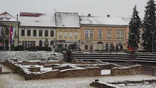 Sremska Mitrovica Serbia 2023 Snowfall City Zitni Trg Historical Square — Vídeos de Stock
