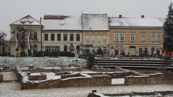 Sremska Mitrovica Serbia 2023 Snowfall City Zitni Trg Historical Square — Vídeos de Stock