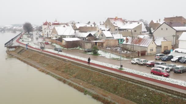 Sremska Mitrovica セルビア01 2023サヴァ川にかかる橋からの眺め 大雨や融雪後の洪水 泥だらけの水 冬の街並み 人々は自転車に乗りに行き 車は行く 銀行業 — ストック動画