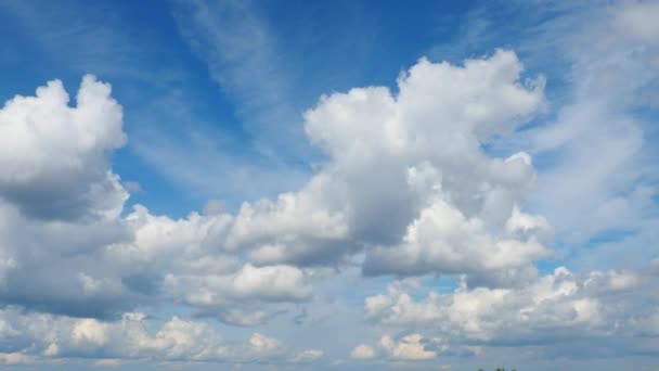 Cumulus Cirrostratus Stratocumulus Déplaçant Rapidement Contre Ciel Bleu Nuageux Déplace — Video