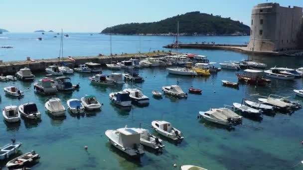 Dubrovnik Kroatien 2022 Touristenattraktion Stadthafen Touristen Gehen Fuß Steigen Boote — Stockvideo
