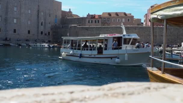 Dubrovnik Kroatien 2022 Attraktion Stadthafen Touristen Steigen Boote Und Unternehmen — Stockvideo