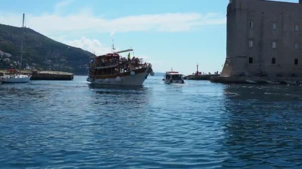 克罗地亚杜布罗夫尼克08 142022年城市港口景点 游客们坐船去乘船旅行 亚得里亚海愉快的游客喜欢阳光灿烂的天气和乘船旅行 从远游回来的船 — 图库视频影像