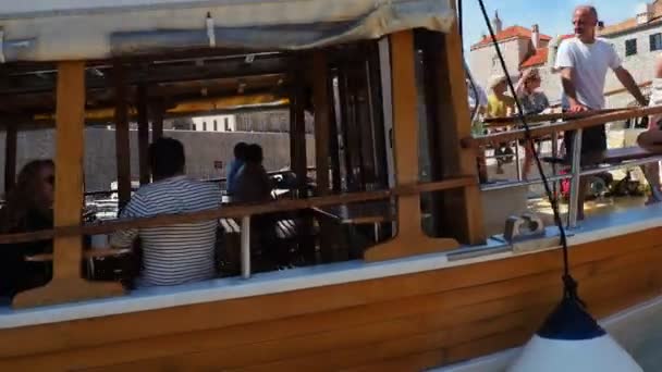 ドゥブロヴニク クロアチア08 2022年市の港の魅力 観光客はボートに乗り ボート旅行に行きます アドリア海 幸せな観光客は晴れた天気とボート旅行をお楽しみください 遠足から船の戻り値 — ストック動画