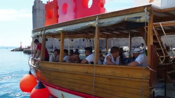 克罗地亚杜布罗夫尼克08 142022年城市港口景点 游客们坐船去乘船旅行 亚得里亚海愉快的游客喜欢阳光灿烂的天气和乘船旅行 海上旅行的开始 — 图库视频影像