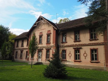 Banja Koviljaca, Sırbistan, Guchevo, Loznica, 30 Eylül 2022. Sülfür ve demir mineral sularıyla rehabilitasyon merkezi. Eski, onarılmamış, çimenli iki katlı villa binaları, Banja Koviljacha..