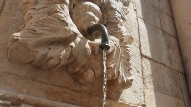 Dubrovnik, Hırvatistan, 08.14.2022 Onofrios Büyük Çeşmesi, Onofrio della Cava. Maskaraların ağzından sarkan bir tüpten su akar. Eski su tesisatı. Çeşme, süslemeli yüksek rahatlama