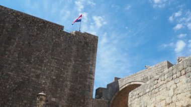 Pile Gate Dubrovnik Hırvatistan 14 Ağustos 2022 Eski Şehir 'in ana girişi, işlek Pile Gate. Hırvatistan bayrağı rüzgarda dalgalanıyor. Turistler şehir duvarlarına tırmandı. Stradun. Turistik yerler