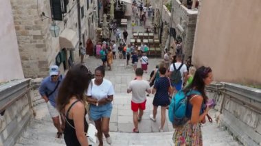 Dubrovnik, Hırvatistan, 08.14.2022. Ana barok merdiveni St. Ignatius Cizvit Kilisesi 'ne çıkıyor. İnsanlar merdivenlerden inip çıkıyorlar. Avrupa 'ya seyahat. Seyahat işi. Gundulic Meydanı.