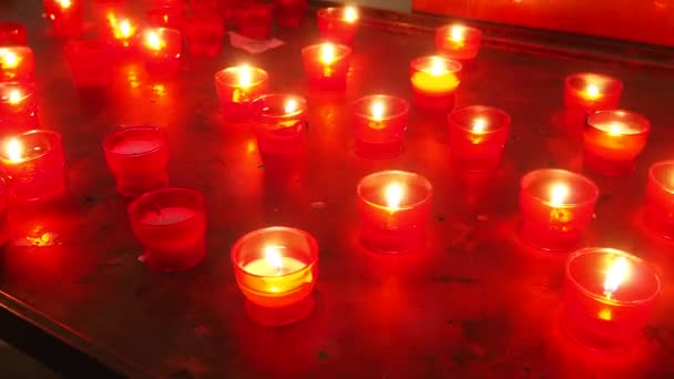 纪念日与蜡烛 点燃了纪念蜡烛 墓地的烛焰熊熊燃烧 在克罗地亚杜布罗夫尼克的天主教教堂点着蜡烛 很多蜡烛 火焰在风中飘荡 — 图库视频影像