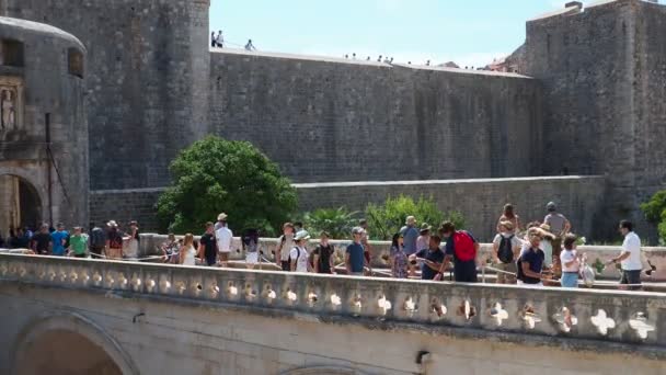Pile Gate Dubrownik Chorwacja Sierpień 2022 Ludzie Spacerują Kamiennym Mostem — Wideo stockowe
