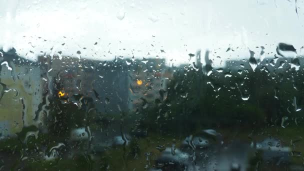 Regentropfen Auf Dem Glasfenster Einem Regnerischen Tag Wasser Tropft Von — Stockvideo