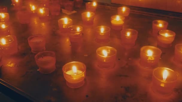 Emléknap Gyertyával Meggyújtották Emlékgyertyákat Gyertya Lángok Égnek Temetőben Gyertyákat Éget — Stock videók