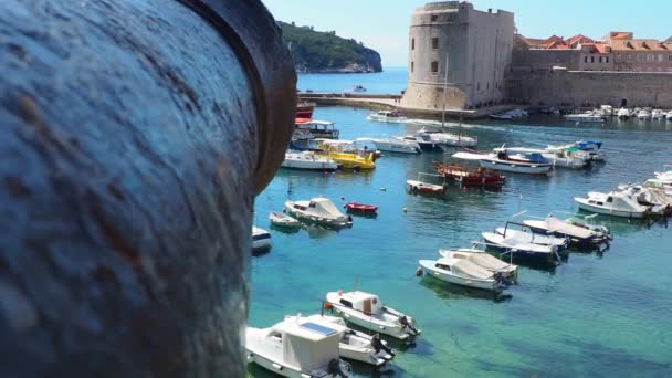 Dubrovnik Kroatien 2022 Touristenattraktion Stadthafen Touristen Gehen Fuß Steigen Boote — Stockvideo