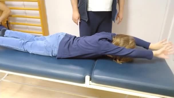 Sremska Mitrovica Serbia 2022 Physiotherapist Trains Girl Scoliosis Shows Her — Wideo stockowe