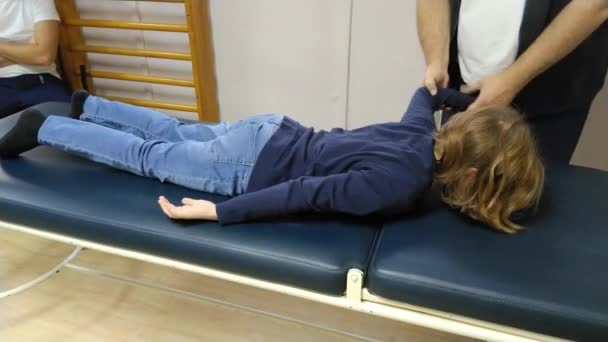 Physiotherapeutin Trainiert Mädchen Mit Skoliose Zeigt Ihre Übungen Aus Der — Stockvideo