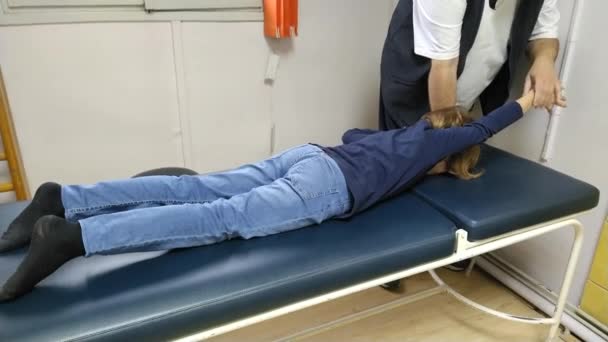 Sremska Mitrovica Serbia 2022 Physiotherapist Trains Girl Scoliosis Shows Her — Stockvideo