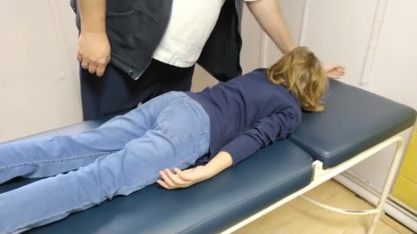 Sremska Mitrovica Serbia 2022 Physiotherapist Trains Girl Scoliosis Shows Exercises — Vídeo de Stock