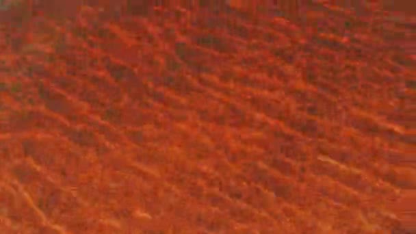 Прозора Червона Вода Абстрактний Фон Вид Зверху Плескає Поверхні Води — стокове відео