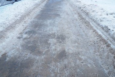 Yaya geçidinde kar, buz, çamur ve kış çamuru. Hava sıcaklığı yaklaşık 0 derece. Zorlu sürüş koşulları. Arabanın fren mesafesi. Trafik kanunları. Altyapı ve karayolu hizmetleri.