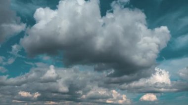 Hızlı hareket eden kümülüs ve stratocumulus Sc bulutları mavi gökyüzüne karşı. Bulutluluk gittikçe azalıyor ve hızlanıyor. Meteoroloji ve hava tahmini. Ekolojik sorunlar. İklim değişikliği. Fırtına rüzgarı zaman ayarlı