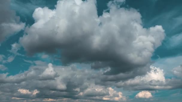 快速移动的积雨云和同温层积雨云在蓝天的映衬下 云彩越来越低越来越快 气象预报和天气预报 生态问题 气候变化 风暴来袭的时间 — 图库视频影像