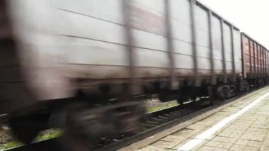 Nyrki, Karelia, Rusya, 30 Temmuz 2022. Yük treni çok hızlı gider. Rus Demiryolları. Arabalar, pusucular ve raylar. Ulaşım endüstrisi. Bir tren dolusu kargo konteynırı geçiyor.