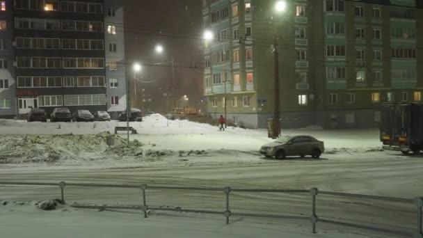 彼得罗夫斯基 卡累利阿01 2023冰路 湿沥青 困难的驾驶条件 汽车在开 过路的人降雪 Klyuchevaya区Antonova街 雪地和暴风雪 — 图库视频影像